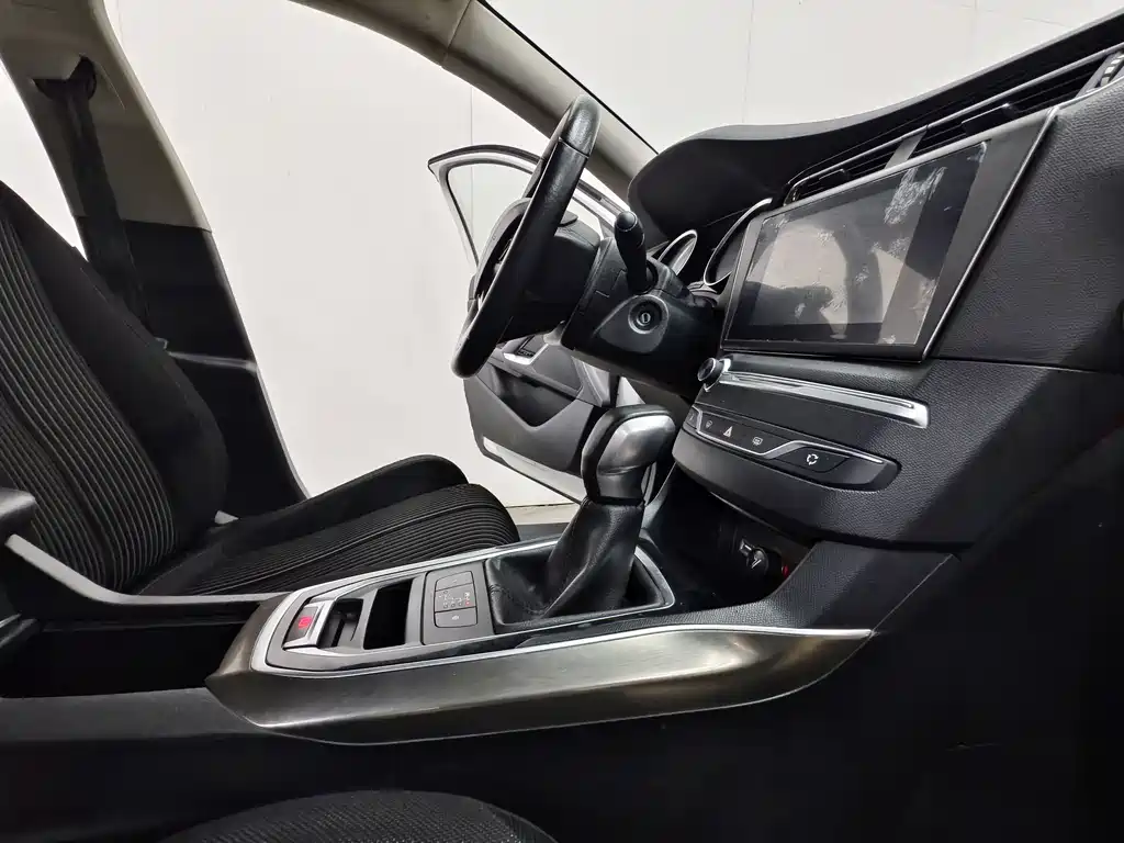 Peugeot 408 2017 — фото 15