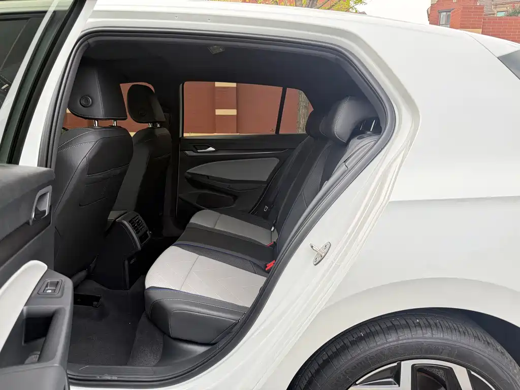 Volkswagen Golf 2024