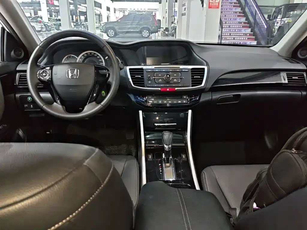 Honda Accord 2017 — фото 10