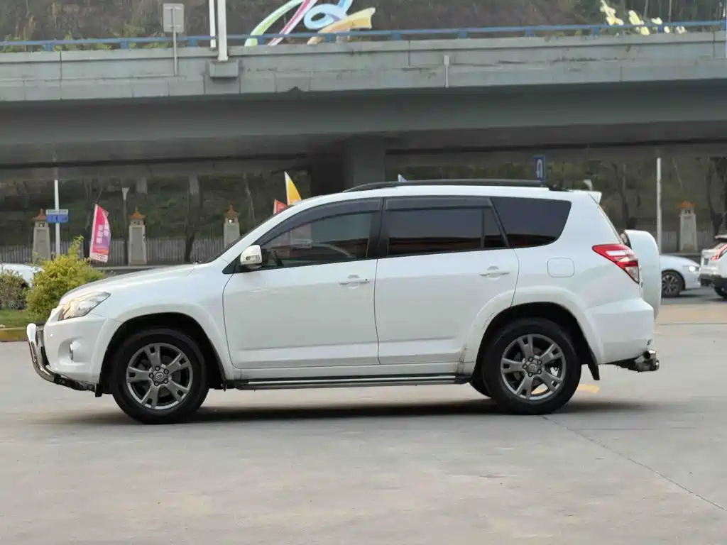 Toyota RAV4 2013 — фото 6