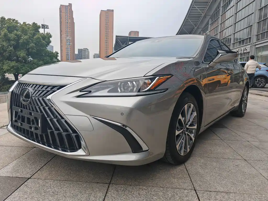 Lexus ES 2023 — фото 1