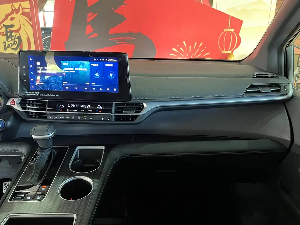 Toyota Sienna 2023 — фото 10