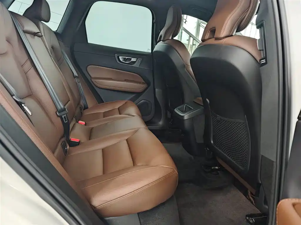 Volvo XC60 2022 — фото 14