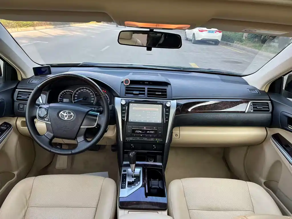 Toyota Camry 2015 — фото 8