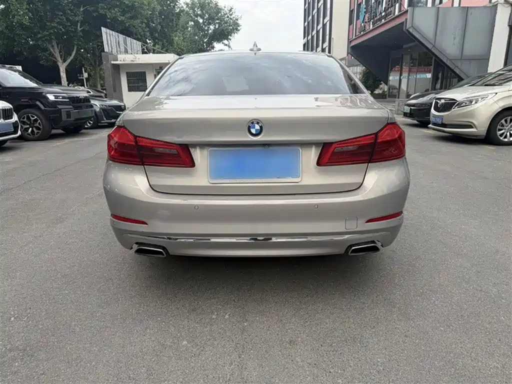 BMW 5 Series 2018 — фото 9