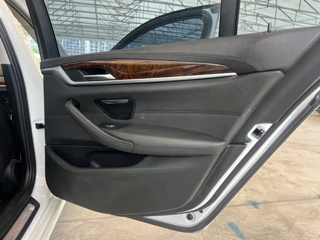 BMW 5 Series 2018 — фото 19