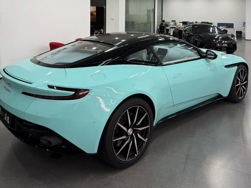 Aston Martin DB11 2019 — фото 14
