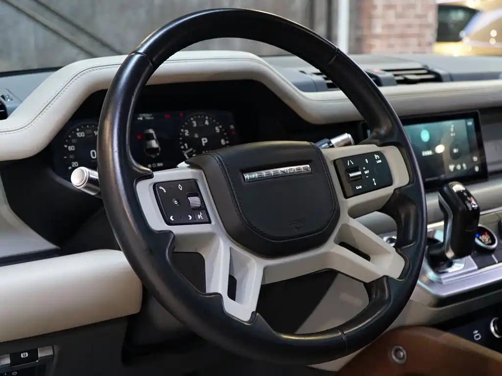 Land Rover Defender 2020 — фото 18