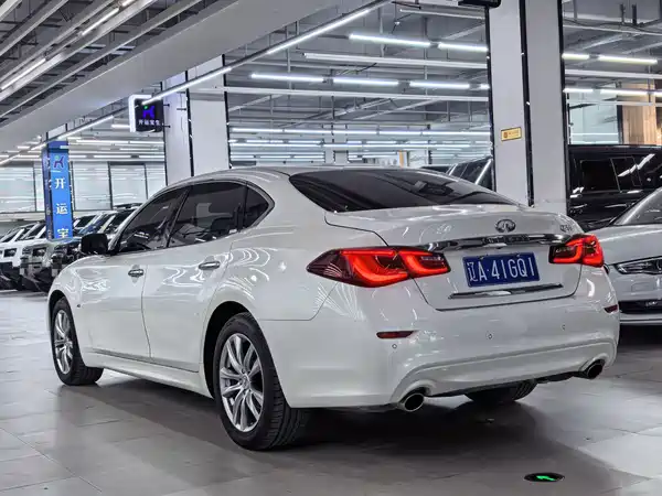 Infiniti Q70 2015