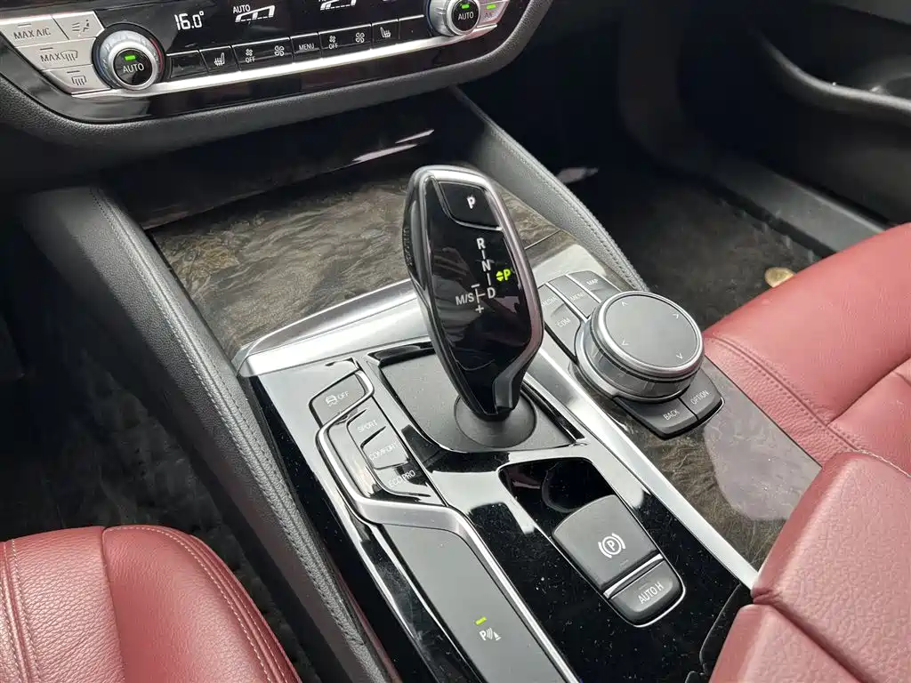 BMW 5 Series 2020 — фото 10