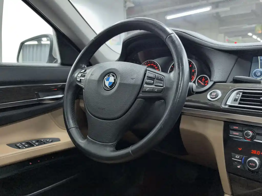 BMW 7 Series 2011 — фото 9