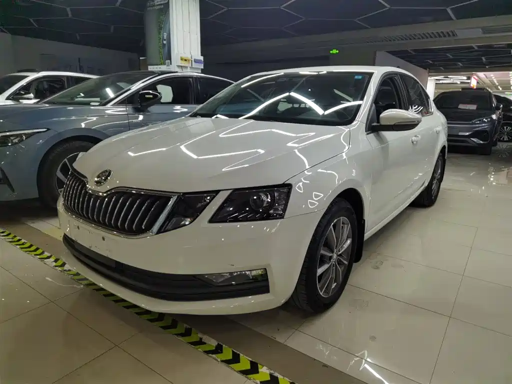 Skoda Octavia 2023 — фото 2