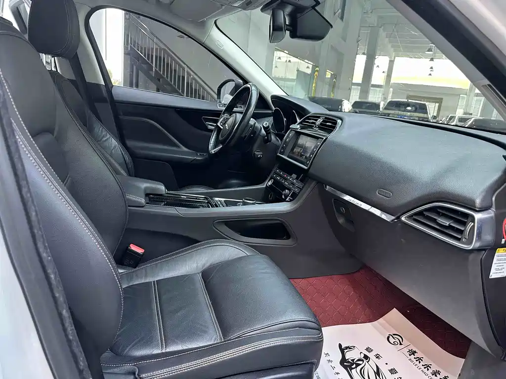 Jaguar F-PACE 2018 — фото 12