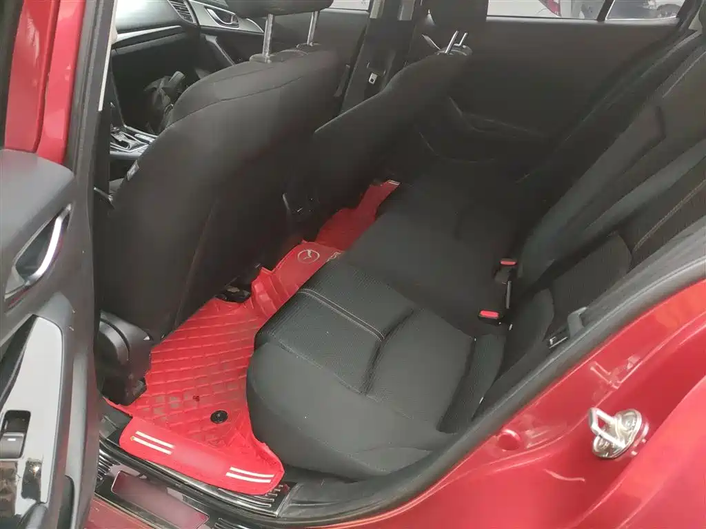 Mazda 3 Axela 2018 — фото 17