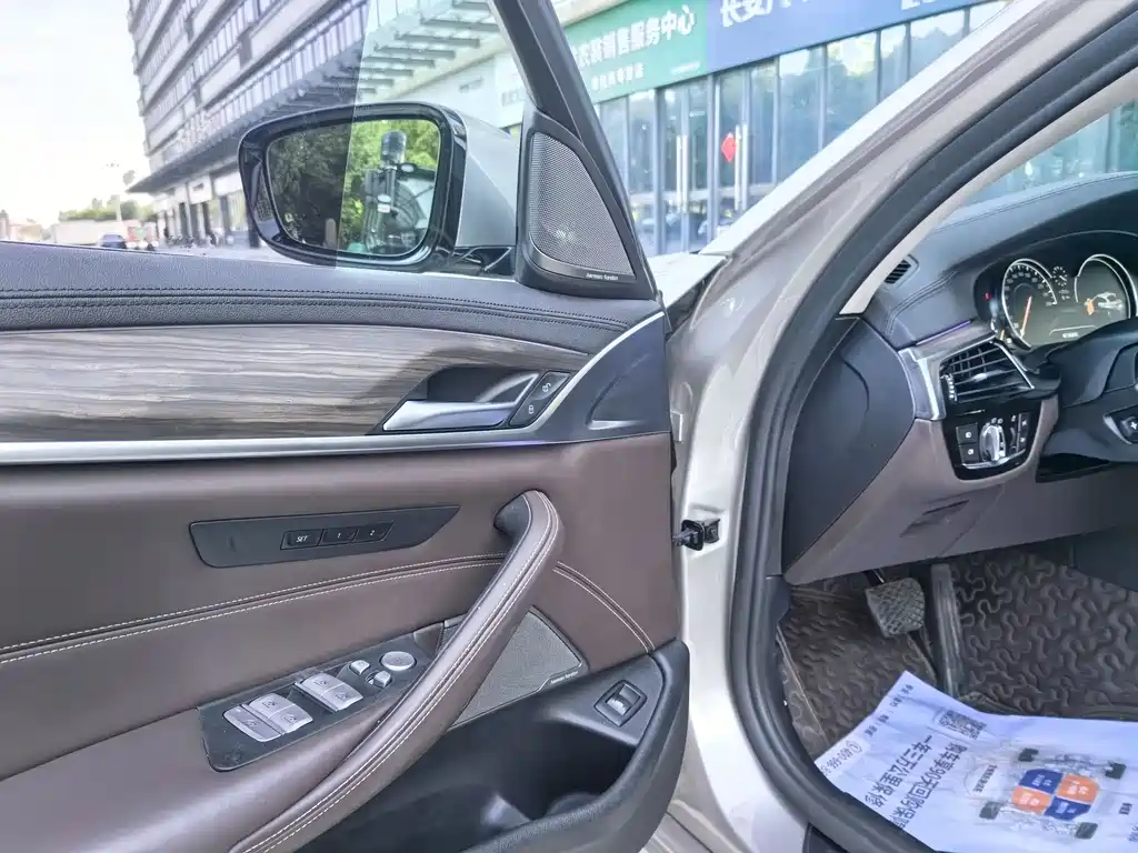 BMW 5 Series 2018 — фото 12
