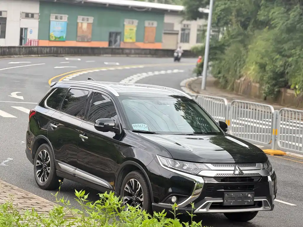Mitsubishi Outlander 2020 — фото 3