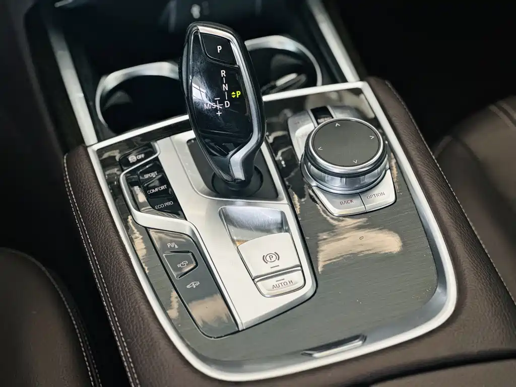 BMW 7 Series 2018 — фото 18