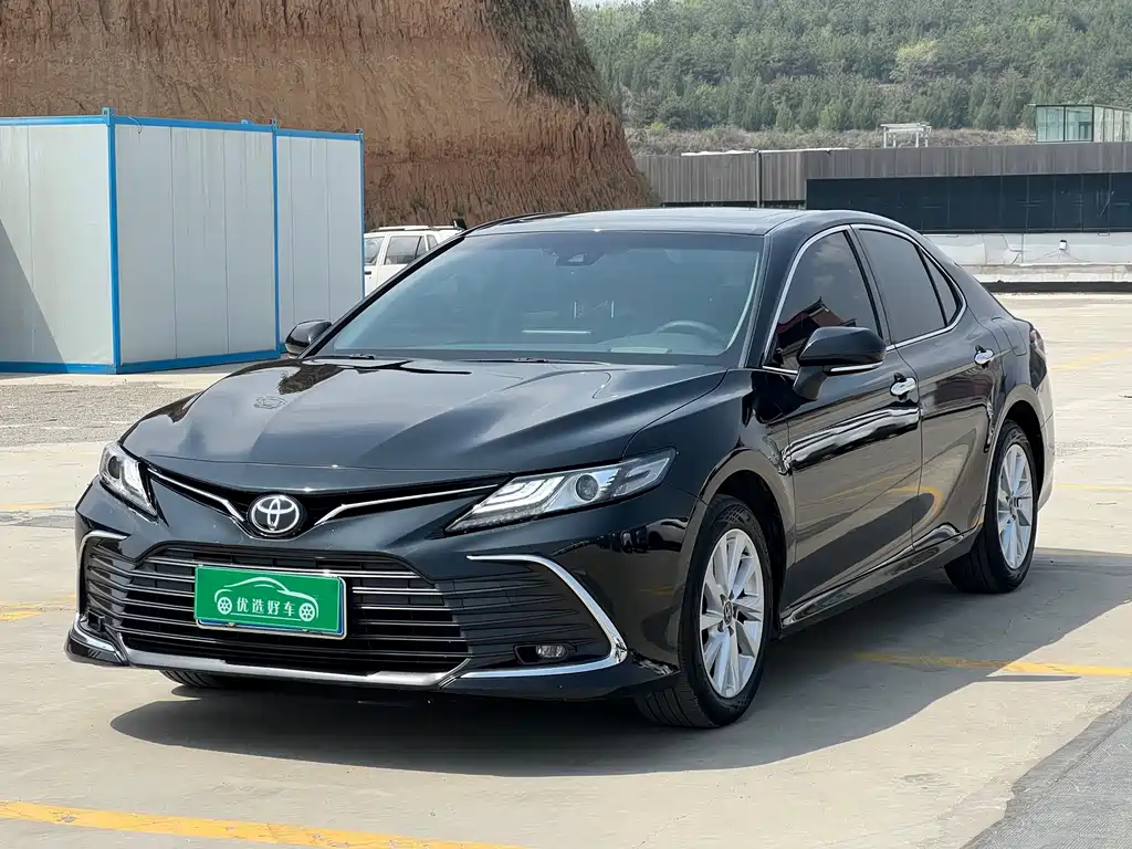 Toyota Camry 2022 — фото 1