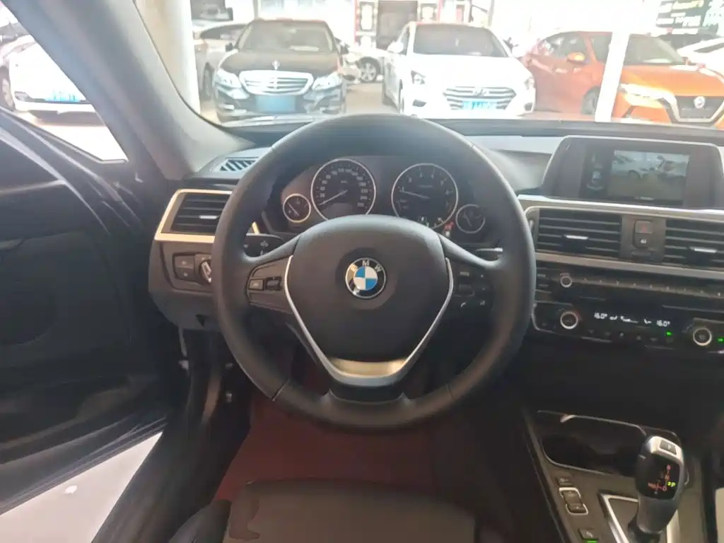 BMW 3 Series GT 2018 — фото 11