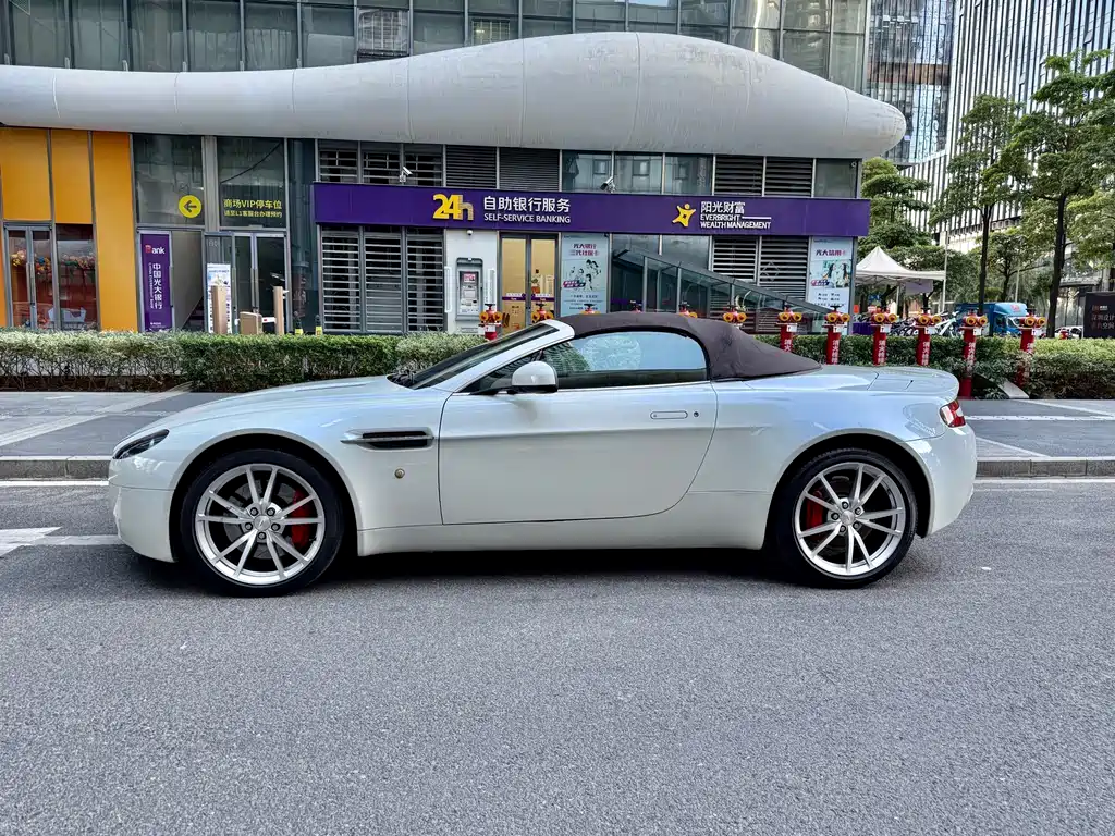 Aston Martin V8 Vantage 2011 — фото 2