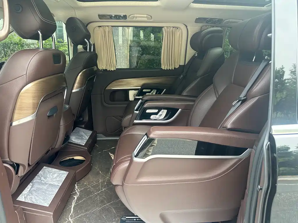 Mercedes-Benz V-Class 2023 — фото 10