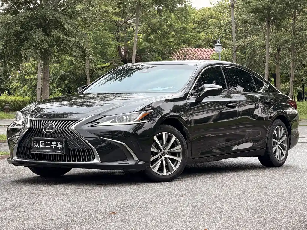 Lexus ES 2020 — фото 1