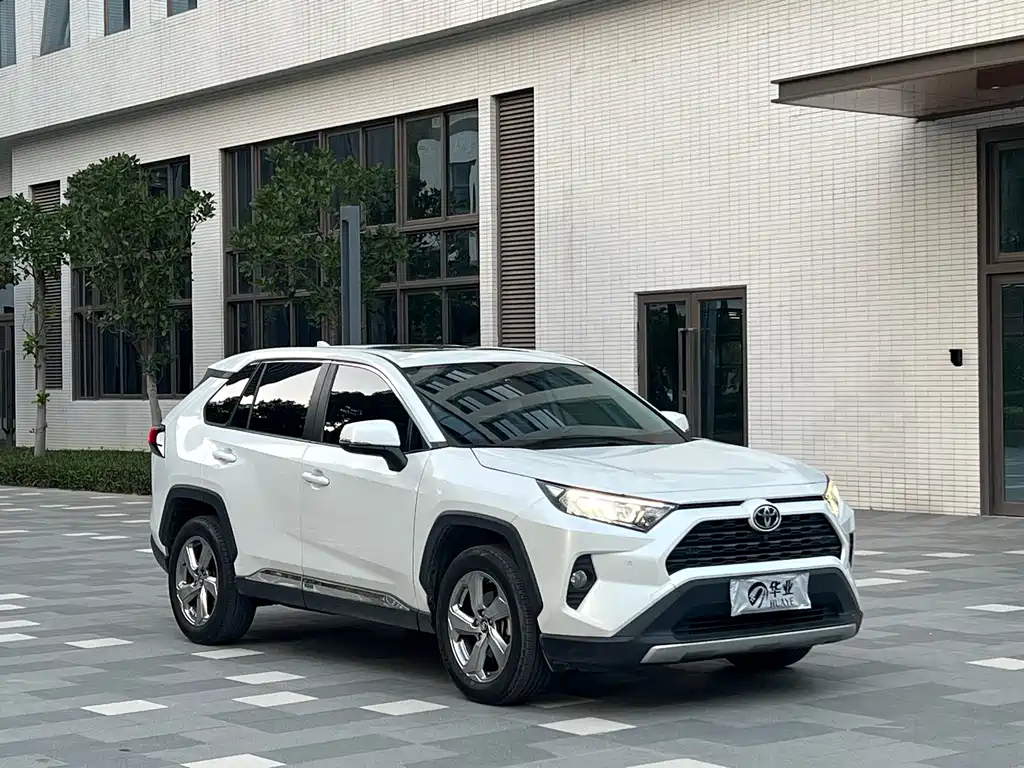 Toyota RAV4 2022 — фото 3