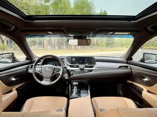 Lexus ES 2020