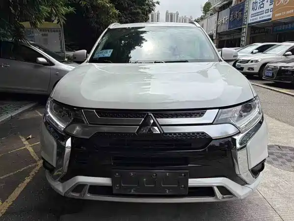 Mitsubishi Outlander 2023