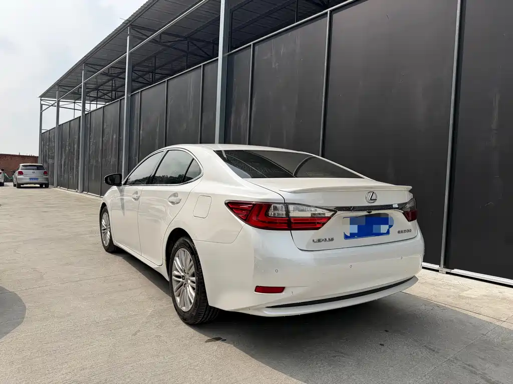 Lexus ES 2015 — фото 15