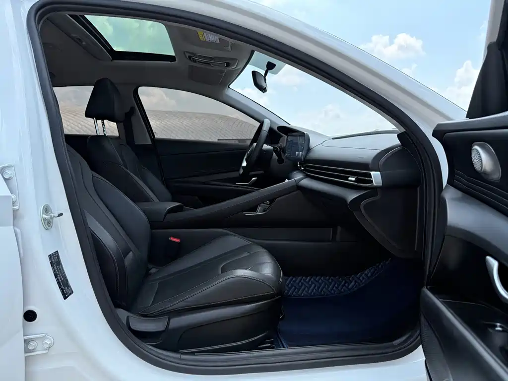 Hyundai Elantra 2023 — фото 16