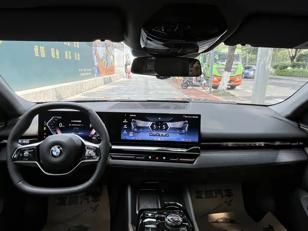 BMW 5 Series 2025 — фото 11