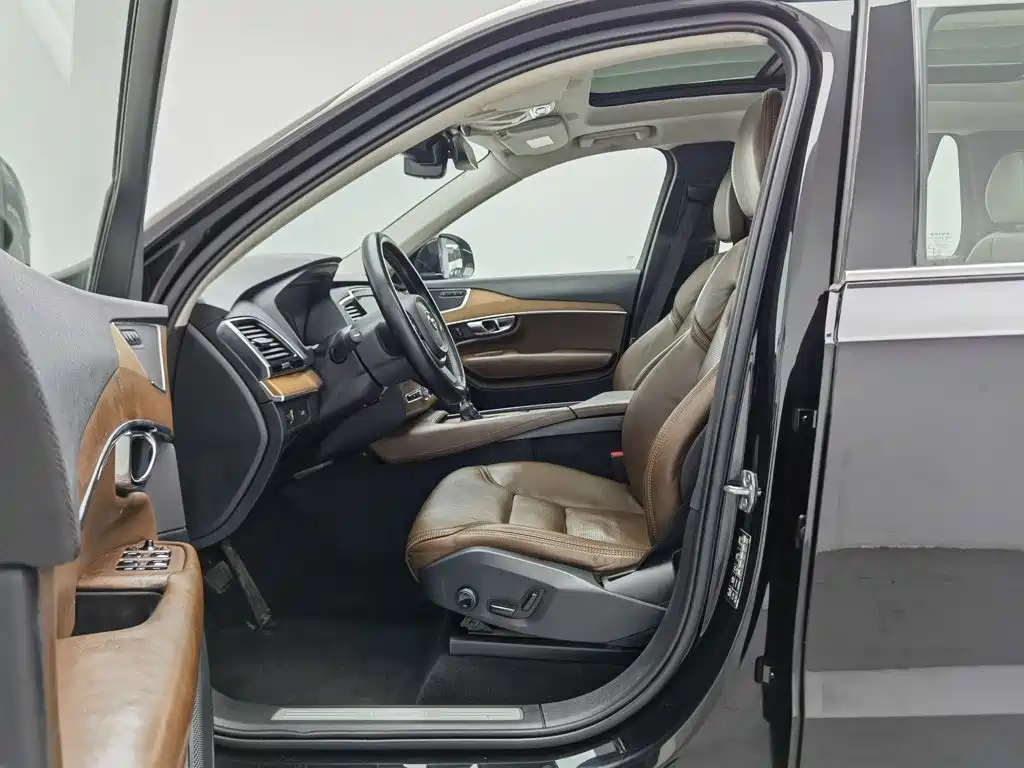 Volvo XC90 2018 — фото 10