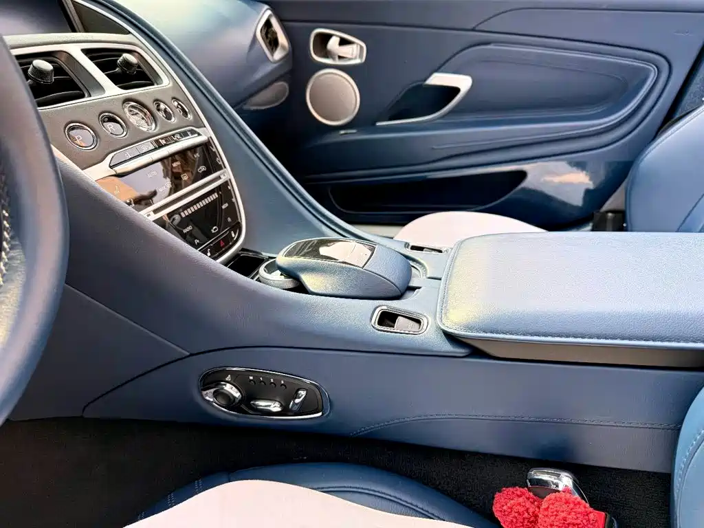 Aston Martin DB11 2021 — фото 10