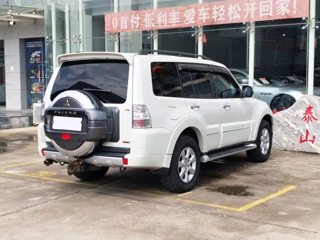 Mitsubishi Pajero 2016 — фото 12