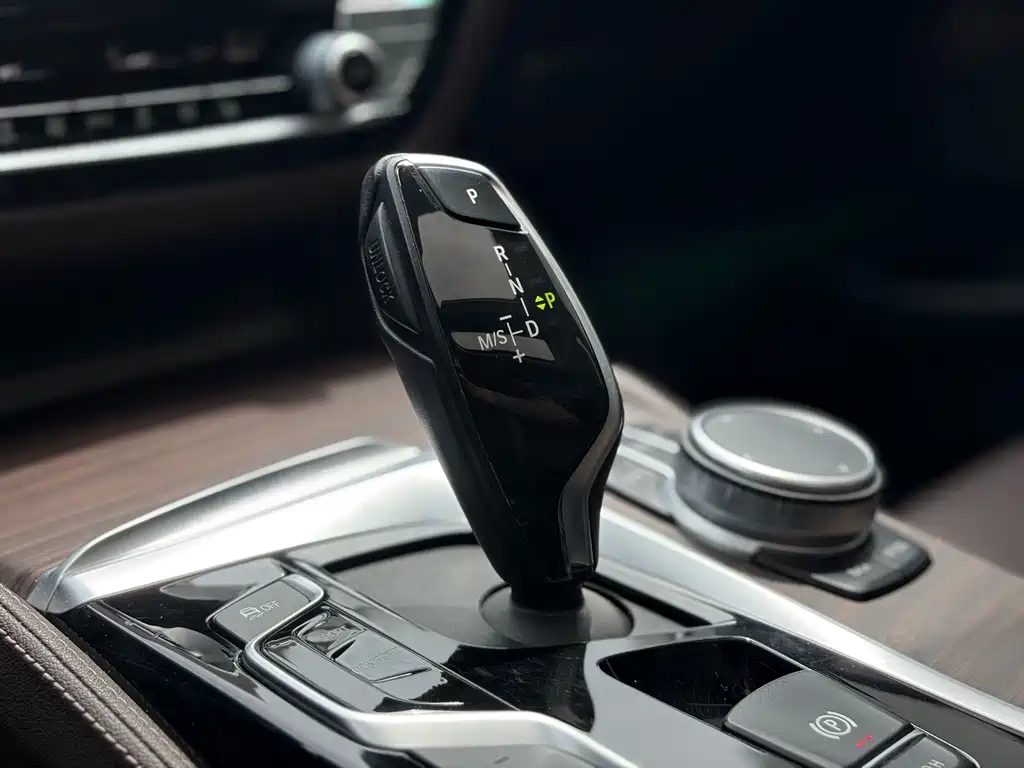 BMW 5 Series 2019 — фото 15