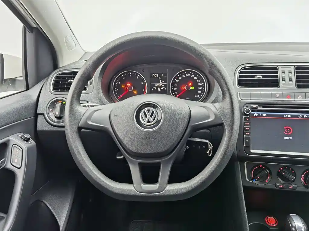 Volkswagen Polo 2015 — фото 11