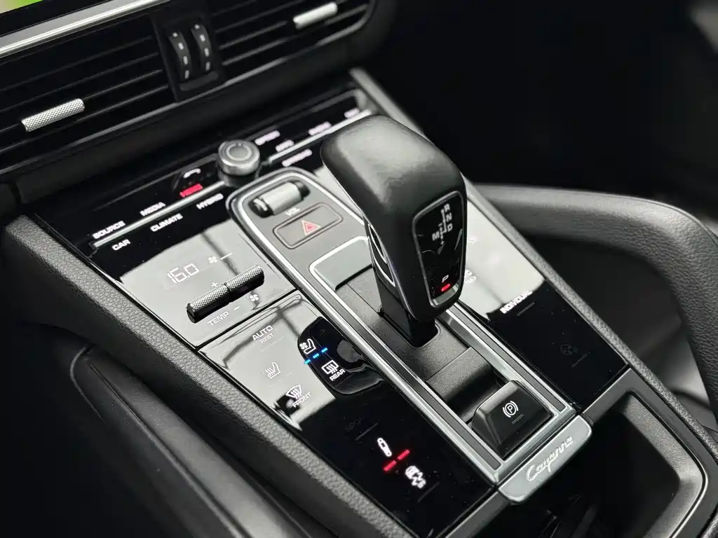 Porsche Cayenne Hybrid 2021 — фото 10