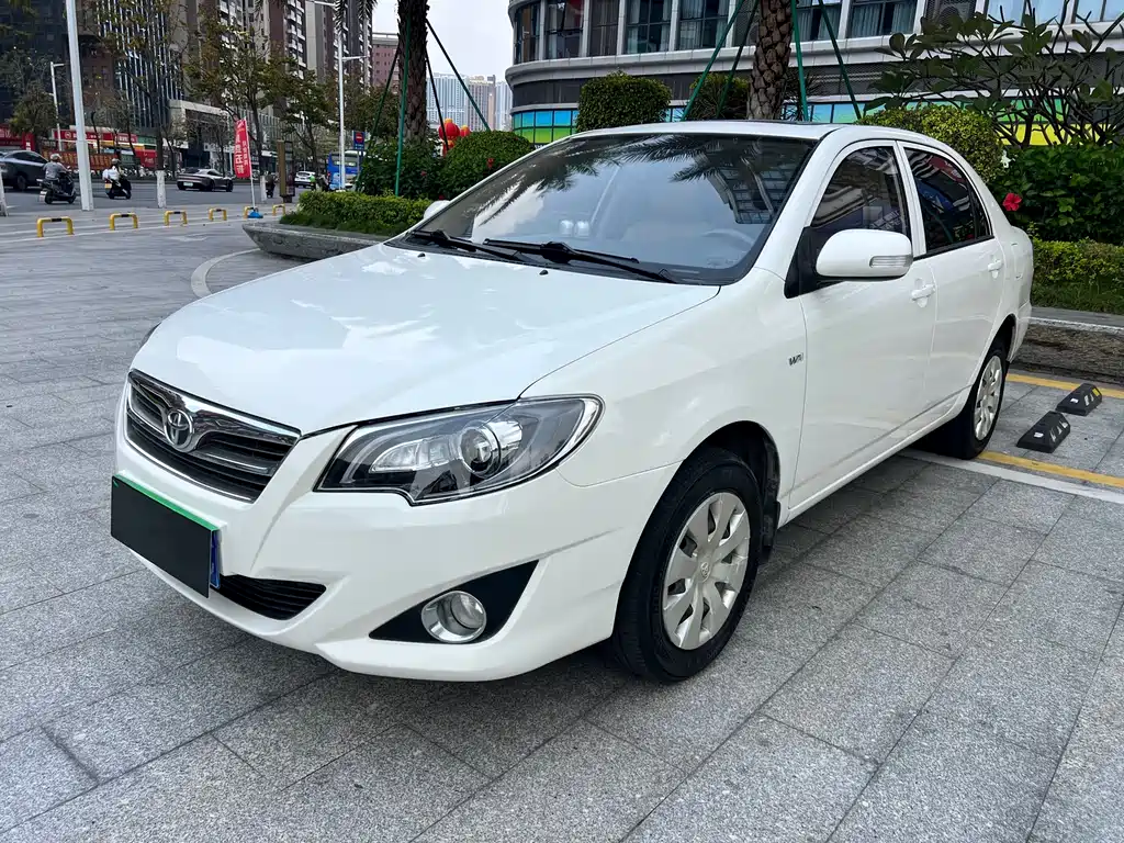 Toyota Corolla 2015 — фото 1