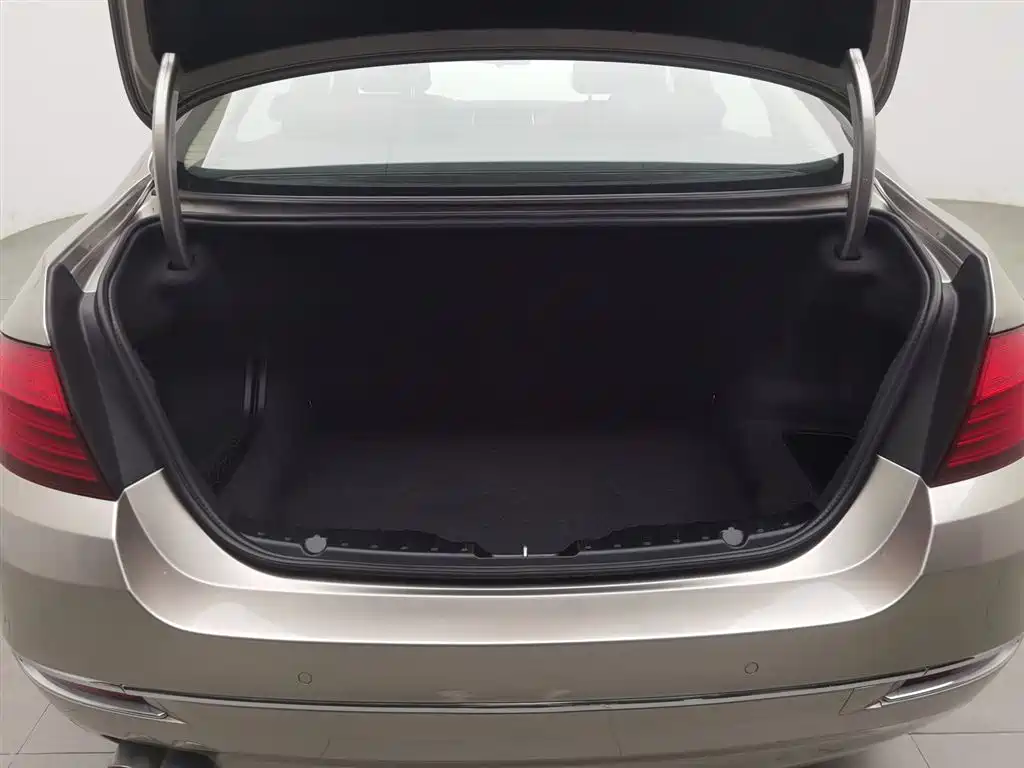 BMW 5 Series 2017 — фото 16