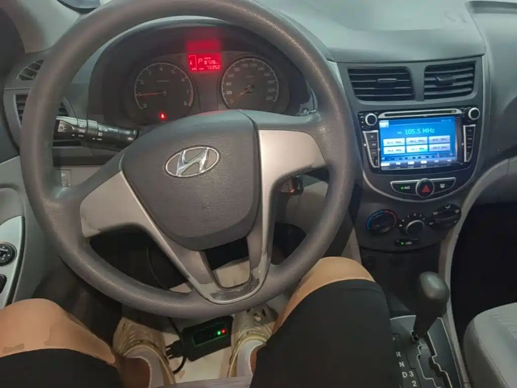 Hyundai Accent 2015 — фото 10