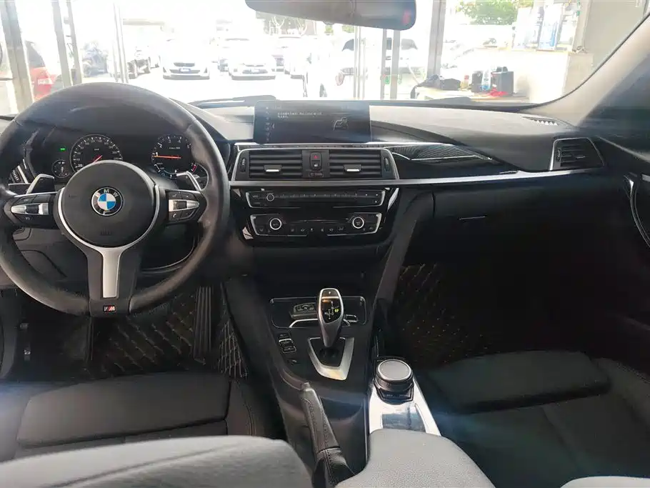 BMW 3 Series 2019 — фото 12