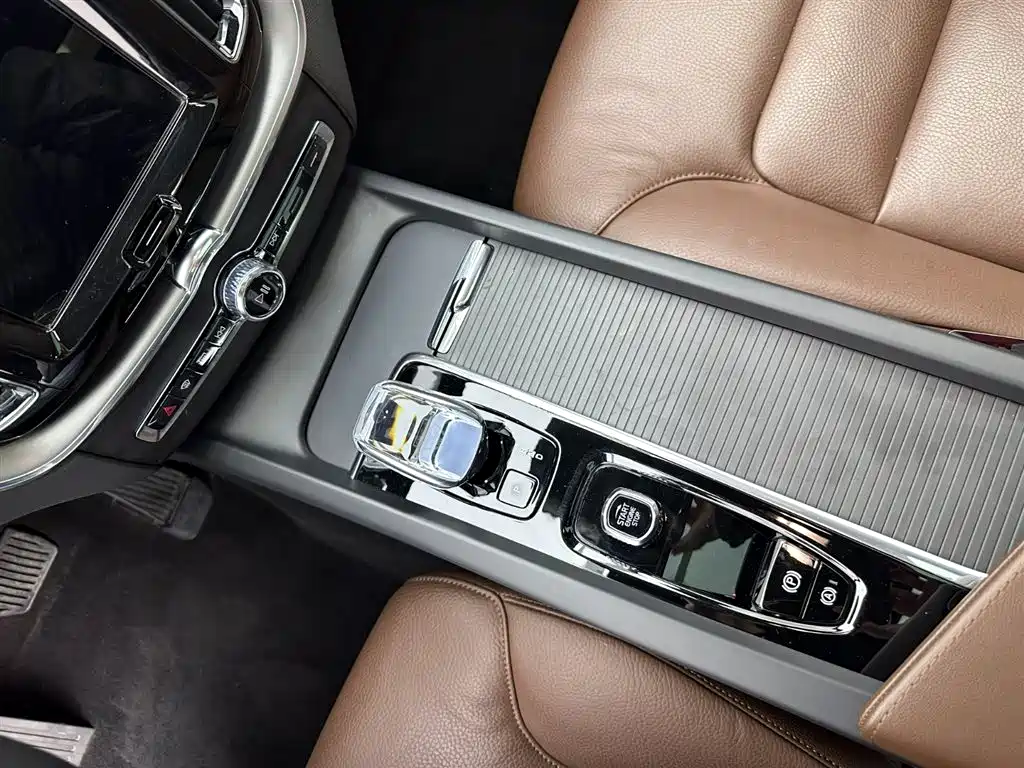 Volvo XC60 2024 — фото 13