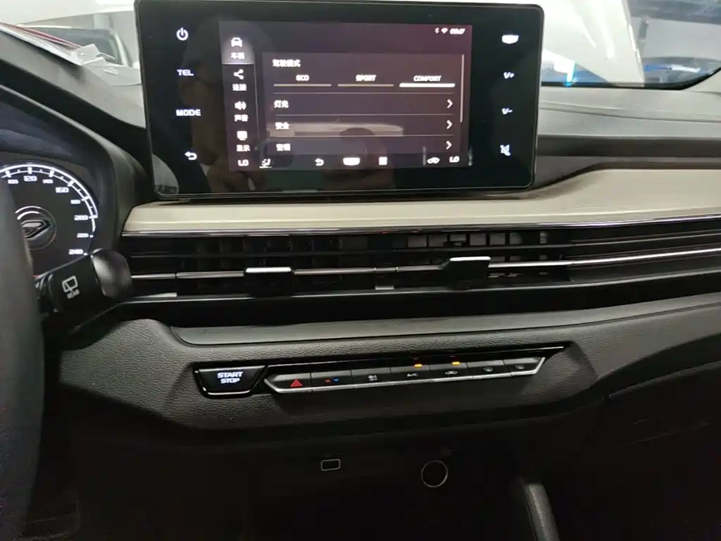 Geely Vision X3 2022 — фото 13