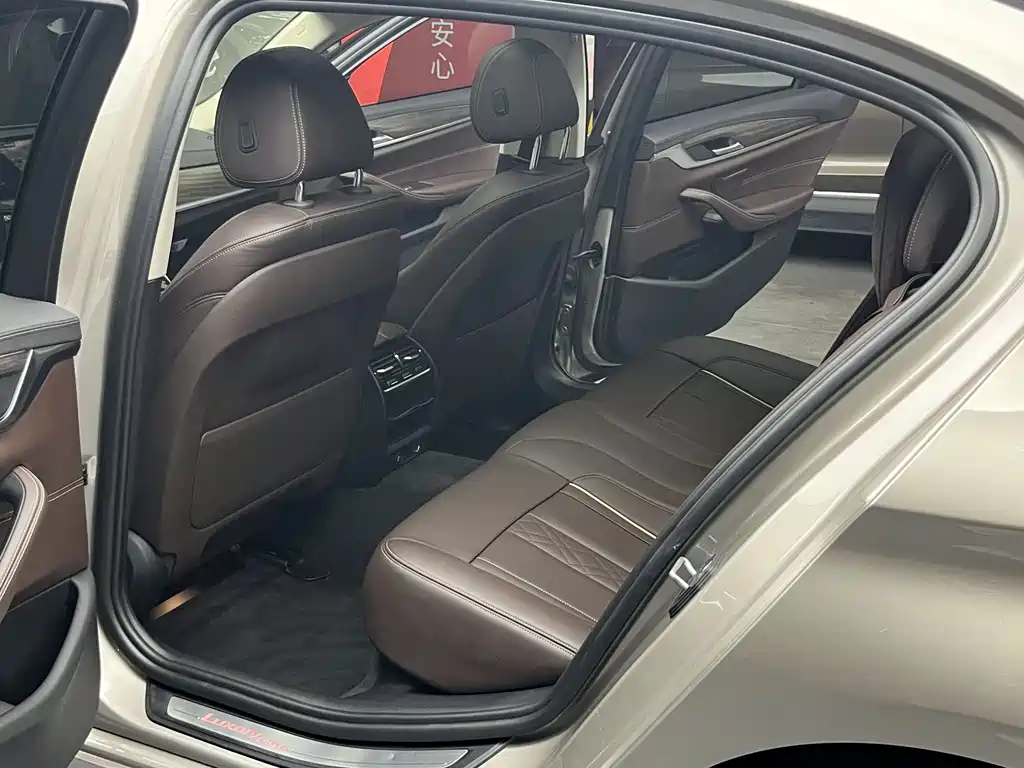 BMW 5 Series 2018 — фото 18