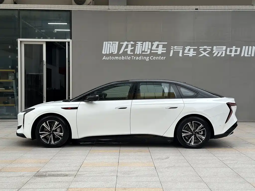 Hongqi EH7 2025 — фото 17