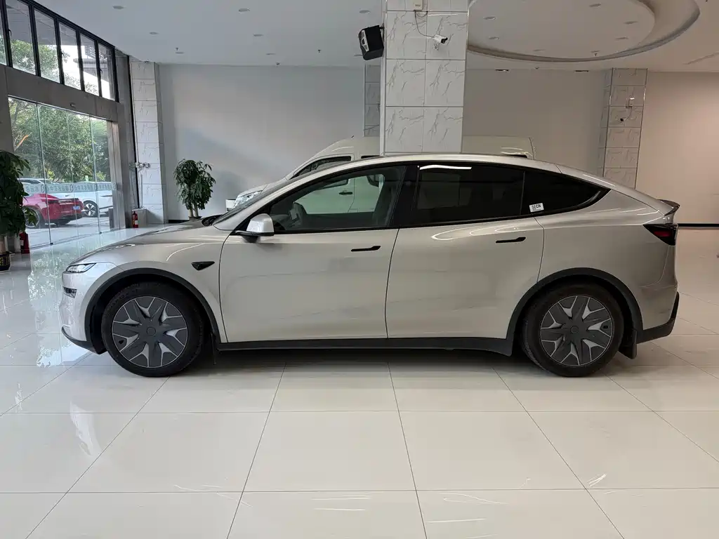Tesla Model Y L 2025 — фото 3