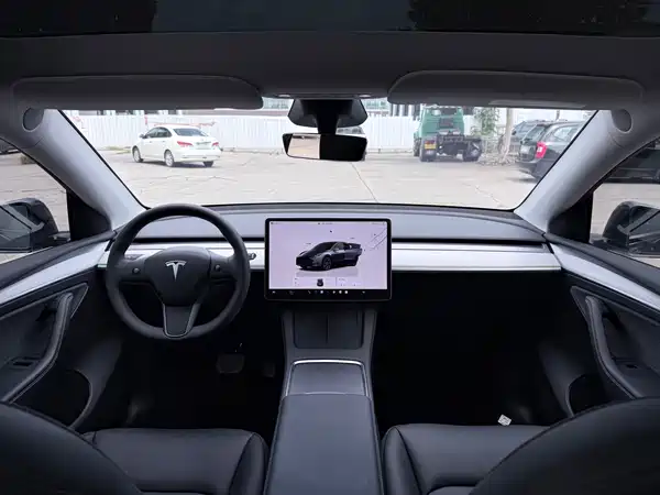 Tesla Model Y 2025