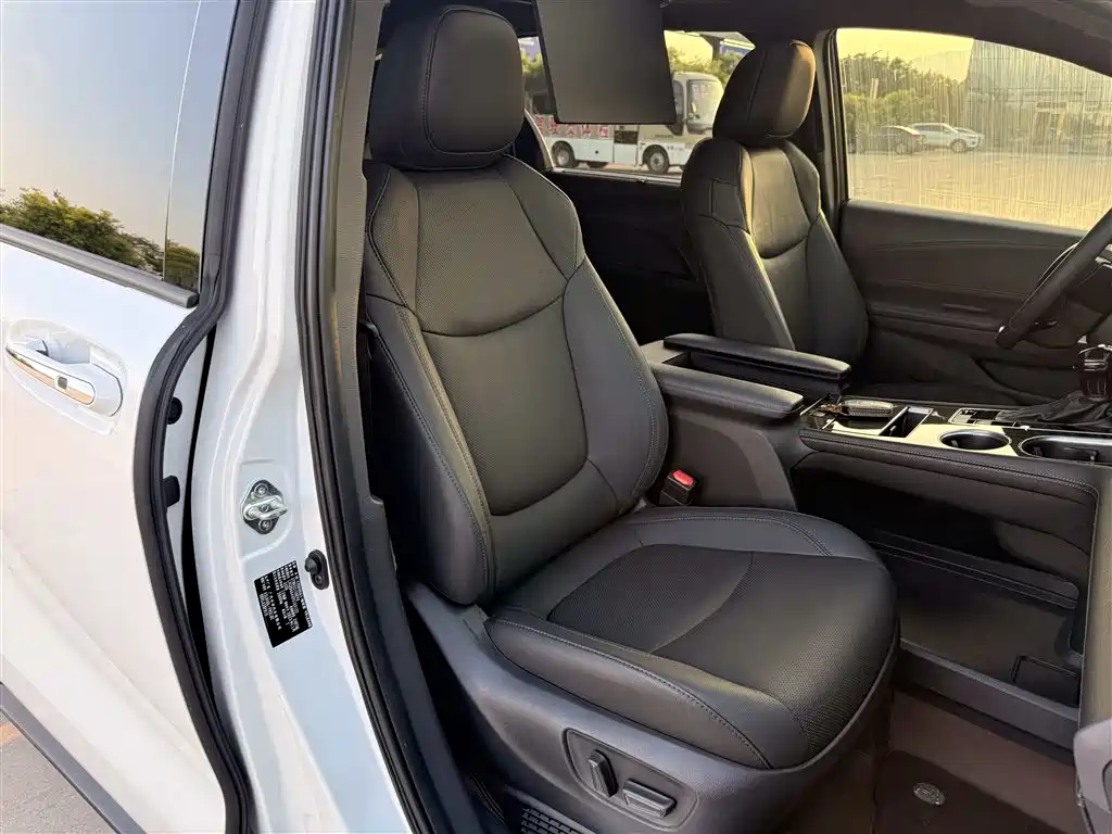 Toyota Sienna 2023 — фото 10