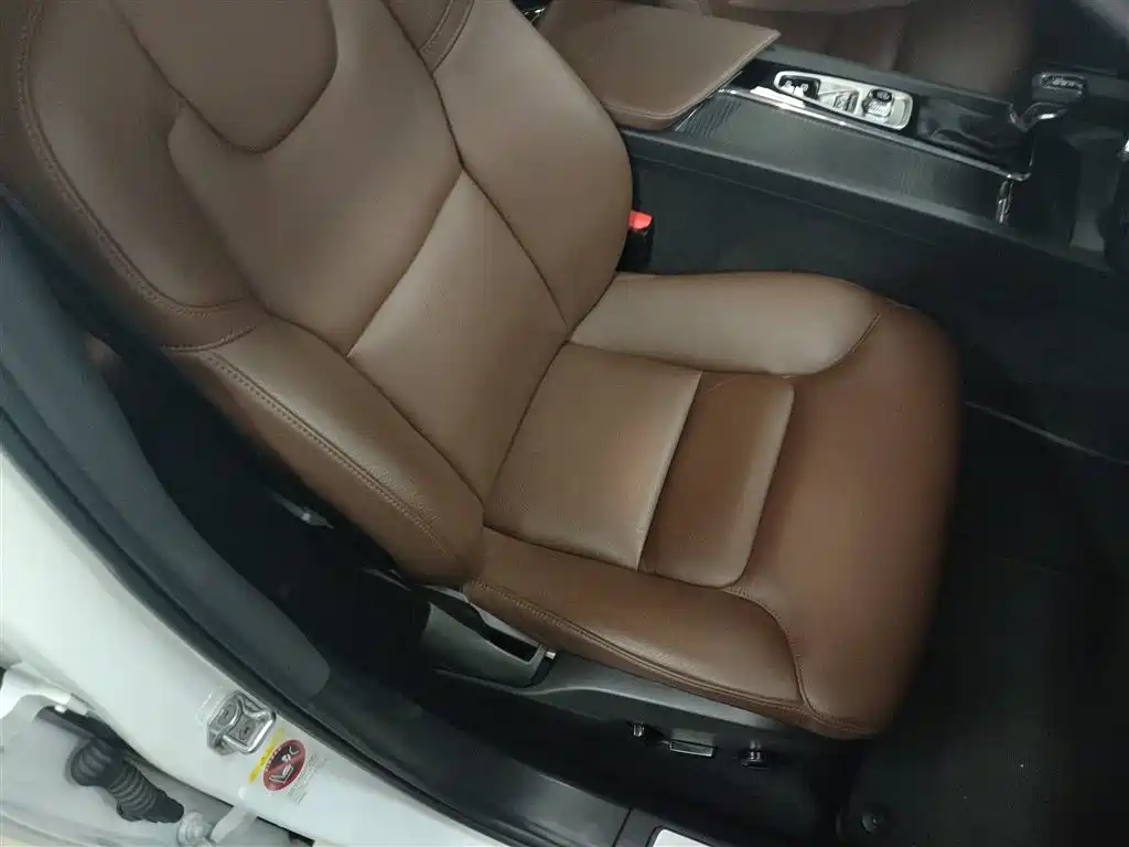 Volvo XC60 2020 — фото 25